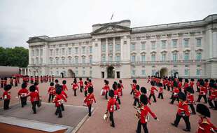 La cérémonie de la relève de la garde a pu reprendre ce lundi 23 août 2021 devant Buckingham Palace à Londres, pour la première fois depuis le début de la pandémie.