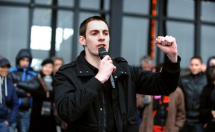 Pierre, éborgné par le tir d'un policier avec un tir de flash-ball lors d'une manifestation en 2007, prend la parole, le 7 mars 2012 à Nantes (Loire-Atlantique).