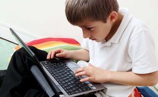 Un enfant de huit ans surfe sur Internet.