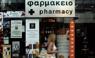Le marché des médicaments en Grèce est frappé de plein fouet par la fragilisation des circuits économiques et financiers engendrée par la crise, ce qui se traduit par une sévère pénurie faute d'une rentabilité suffisante pour les laboratoires pharmaceutiques.