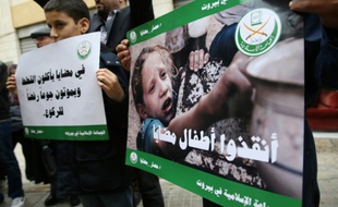 Des enfants et des militants libanais de l'organisation "Jamaa Islamiya" manifestent leur soutien le 8 janvier 2016 à Beyrouth, aux habitants de la ville syrienne de Madaya, assiégés par l'armée depuis six mois
