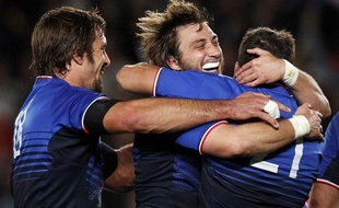 Julien Pierre et Maxime Médard enlacent François Trinh-Duc après la victoire face à l'Angleterre, le 8 octobre 2011
