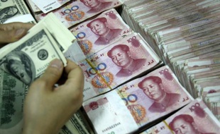 La Chine a abaissé de plus de 1% le taux de référence du yuan face au dollar, une forte réduction pour le troisième jour consécutif, accentuant de facto la dévaluation de sa monnaie