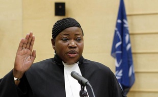 La Gambienne Fatou Bensouda a prêté serment vendredi devant la Cour pénale internationale (CPI) dont elle devient le nouveau procureur, après l'Argentin Luis Moreno-Ocampo, arrivé au terme de son mandat de neuf ans.