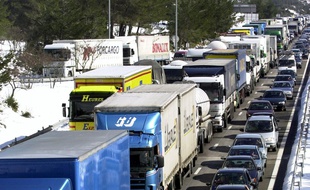 Des véhicules, pris dans des bouchons, sur l'autoroute A8, le 01 mars 2001, près de Saint-Maximin.