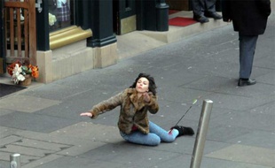 Le mème «Scarlett Johansson falling down» est né fin septembre 2013.