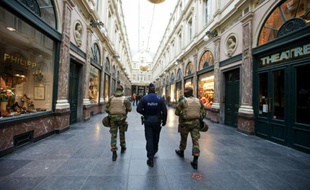 Des troupes belges patrouillent dans les galeries royales de Saint-Hubert à Bruxelles le 22 novembre 2015