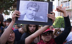 Des Tunisiens manifestent et rendent hommage au député de l'opposition Mohamed Brahmi, le 26 juillet 2013.