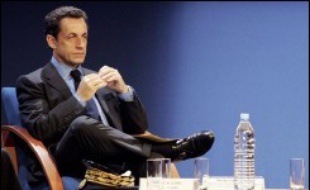 Grands favoris des sondages, Ségolène Royal et Nicolas Sarkozy sont tous les deux dans l'arène à cinq mois du premier tour de la présidentielle 2007, même si le président de l'UMP doit encore attendre l'investiture officielle de son parti en janvier.