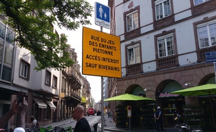 Strasbourg: C’est quoi cette rue où des voitures laissent leur place à des terrasses vertes et citoyennes?