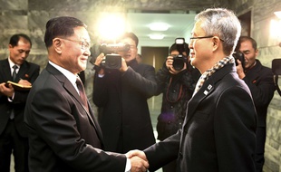 Le chef de la délégation sud-coréenne Lee Woo-sung et Kwon Hyok-bong, un haut responsable du ministère nord-coréen de la Culture, dans la partie nord de la