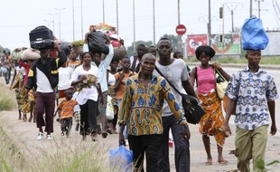 Des habitants fuient Abidjan, en Côte d'Ivoire, le 27 février 2011, après des affrontements entre les partisans de Laurent Gbagbo et d'Alassane Ouattara.