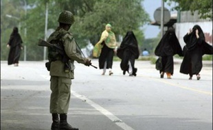 Au moins sept fortes explosions et des échanges de tirs nourris ont été entendus jeudi matin aux abords de la Mosquée rouge à Islamabad, assiégée par les forces de l'ordre pakistanaises.