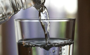 Carafe et verre d?eau.