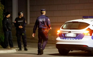 Des agents de la police bosnienne à Zvornik le 27 avril 2015