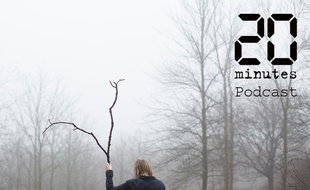 Illustration d'une personne dans les bois, dans la brume, tenant une branche à la main