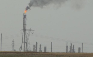 Un champ de pétrole situé à proximité d'un poste de contrôle tenu par des militants de l'État islamique, à 30 km au sud-ouest de Kirkouk 1er juillet 2014