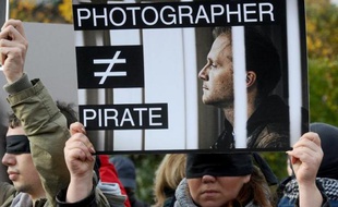 Des dizaines de journalistes russes ont manifesté dimanche à Saint-Pétersbourg pour exiger la libération du photographe Denis Siniakov, arrêté fin septembre avec des militants de Greenpeace pour une action contre une plateforme pétrolière en Arctique, et accusé de piraterie.