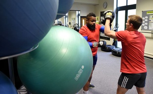 Mathieu Bastareaud s'entraîne pour nous taper dessus.
