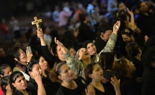 Le calme était revenu lundi matin aux alentours de la cathédrale copte du Caire, devant laquelle des violences confessionnelles ont fait deux morts et 89 blessés après des funérailles dimanche, a annoncé un responsable des services de sécurité.