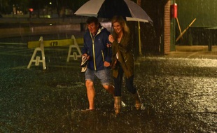 Un couple traverse une rue inondée du centre de Charleston, en Caroline du Sud, le 3 octobre 2015