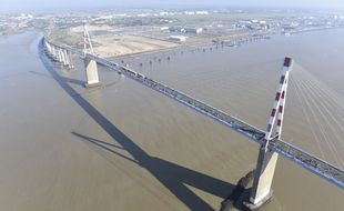 Le pont de Saint-Nazaire relie, au-dessus de la Loire, Saint-Nazaire à Saint-Brévin.