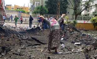 Un double attentat à la voiture piégée a fait au moins 40 morts samedi 11 mai 2013 à Reyhanli en Turquie.