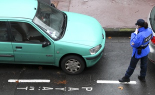 Un agent de surveillance de la voie publique (ASVP) de la mairie de Toulouse, chargée de verbaliser les contrevenants.