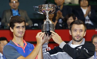 Pierre-Hugues Herbert, Michal Przysiezny et le trophée du double du tournoi de Tokyo remporté, ce dimanche.