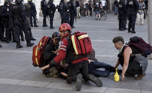 Un homme pris en chargelors d'une manifestation.