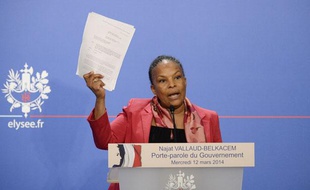 Christiane Taubira brandissant la «synthèse» sur les écoutes de Nicolas Sarkozy le 12 mars 2014.