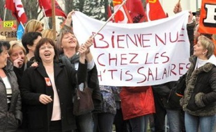 "Bienvenue chez les ch'tis salaires!": c'est sous ces banderoles en forme de clin d'oeil au film de Dany Boon, que les salariés de la Redoute ont défilé vendredi à Roubaix pour réclamer du pouvoir d'achat, appelant les autres salariés de la vente à distance à les rejoindre.
