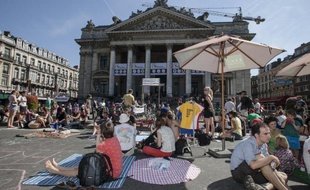 Des milliers de personnes se promenaient dimanche sous le soleil à pied, à vélo, en rollers ou même à cheval dans les rues de Bruxelles désertées par les véhicules à moteur pour la "journée sans voiture" organisée dans le cadre de la semaine européenne de la mobilité.