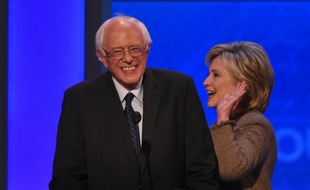 Bernie Sanders et Hillary Clinton lors du 3e débat de la primaire démocrate le 19 décembre 2015 à Manchester