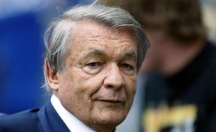 Le président-fondateur de Capgemini Serge Kampf a décidé de quitter son poste à l'occasion de la prochaine assemblée générale en mai, avant la fin de son mandat, a annoncé jeudi le groupe français de conseil et de services informatiques dans un communiqué.
