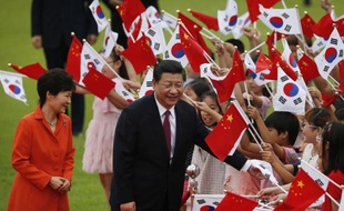 Le président chinois Xi Jinping (c) avec son homologue sud-coréenne Park Geun-hye (g) lors d'une cérémonie de bienvenue à Séoul, le 3 juillet 2014