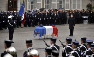 Cédric Pappatico, le policier tué lors d'une intervention sur un cambriolage près de Chambéry, a été décoré samedi de la Légion d'honneur à titre posthume par Claude Guéant, qui a présidé la cérémonie d'hommage à Chambéry.