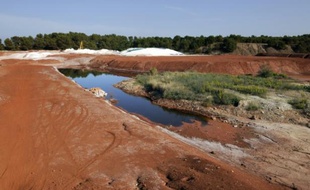 Les "boues rouges", issues des résidus de bauxite, sur le site de MangeGarri, près de Gardanne dans les Bouches-du-Rhône, le 8 octobre 2010