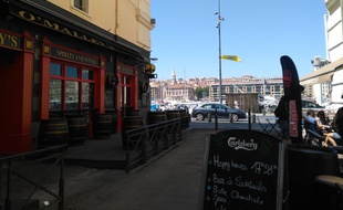 Un pub du Vieux-Port à Marseille.