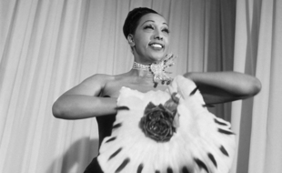Josephine Baker, en septembre 1951, posant dans une création signée Balmain.