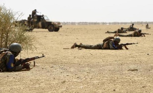 Des soldats de l'armée malienne prennent position pour sécuriser la zone de l'aéroport de Goundam, dans le nord du Mali, le 3 juin 2015