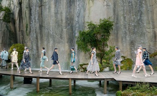 Karl Lagerfeld a transformé le Grand Palais en gorges du Verdon
