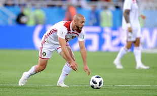 Pas avec la main, Noureddine. C'est interdit...
