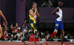 Jean-Baptiste Alaize (à d.), lors des Jeux paralympiques de 2012.