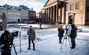 Des journalistes devant le tribunal de Copenhague, le 28 mars 2018.