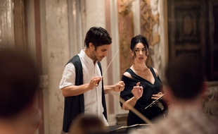 Gael Garcia Bernal et Monica Belluci, chef d'orchestre et chanteuse lyrique déjantés dans «Mozart in the Jungle».