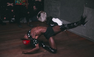 Un danseur de voguing dans le film de Romain Cieutat.