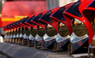 Malgré les cinq lances à incendie et les 25 pompiers des casernes environnantes dépêchés sur place, le toit est finalement détruit par les flammes.