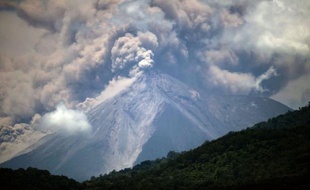 Le Volcan de Feu, au Guatemala, a connu jeudi sa plus forte éruption depuis une décennie, avec des fumerolles visibles depuis la capitale distante de 75 km, et l'évacuation d'au moins 33.000 personnes de villages alentour est prévue, a-t-on annoncé officiellement.