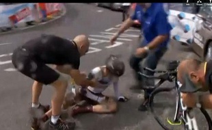 Capture d'écran de la chute de Jean-Christophe Péraud, le 17 juillet 2013